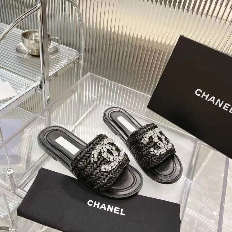 👟👟Ex-factory price 520👟👟 [Ready stock] 𝐂𝐡an𝐞𝐥 23 hot items! bing bing 23 early spring vacation series, the most beautiful rhinestone woven slippers, everyone is crazy to stock up, they are all crazy, it is really long grass, leisurely charm, close your eyes and enter the series!  💭Color: Black/Apricot/White 💭Upper: The upper is made of imported raffia and is fully hand-woven and very comfortable! The hand-made diamond jewelry is sparkling enough 💭Inner pads: imported sheepskin lining and pads 💭Outsole: genuine leather outsole (complex leather outsole with ten grooves and stitching, very particular about material workmanship) 💭Code number: 35-42 (41 and 42 are custom-made and cannot be returned or exchanged)